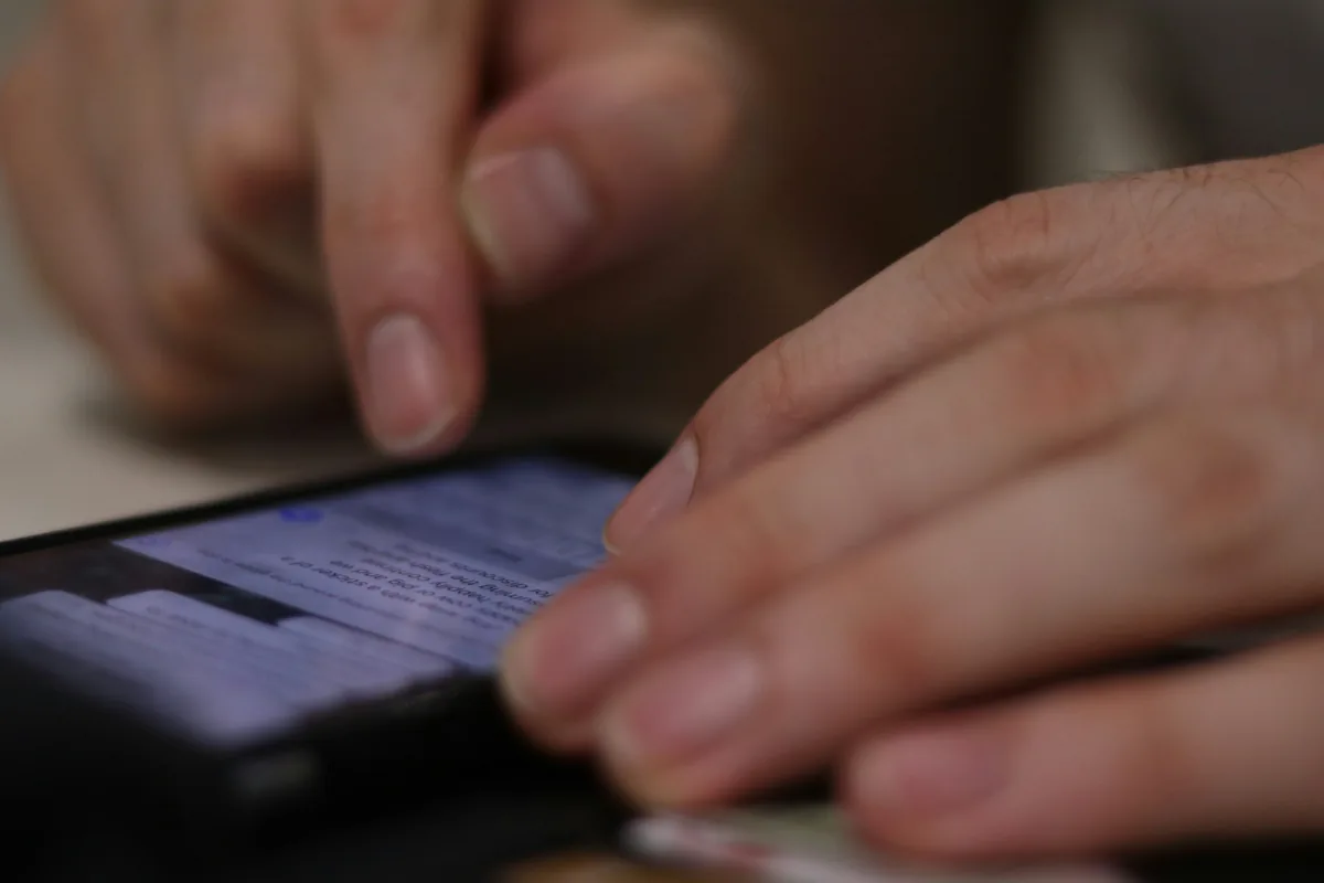 Messages et notifications sur téléphone.