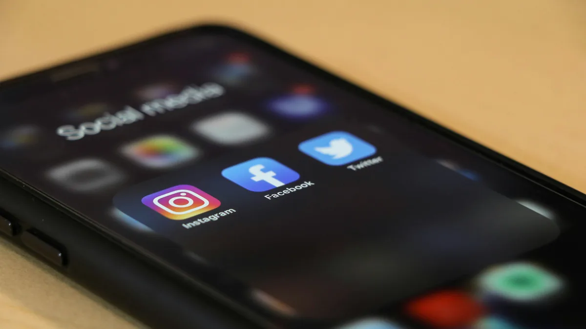 Icônes de réseaux sociaux affichées sur un téléphone.