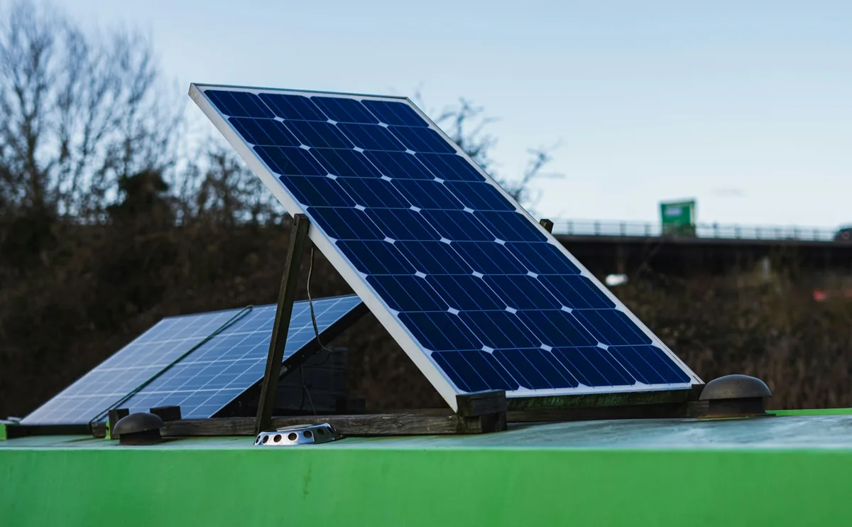 Panneaux solaires installés en extérieur.