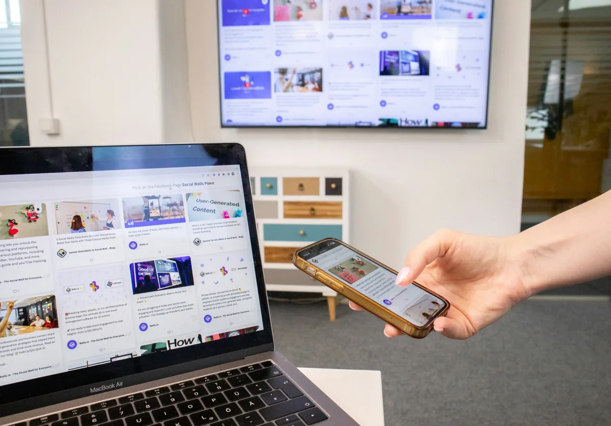 Un site présenté sur ordinateur portable, écran externe et téléphone.