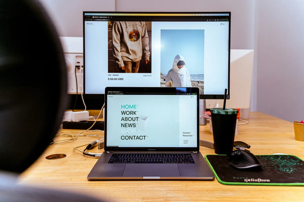 Maquettes de pages web présentées sur plusieurs écrans.