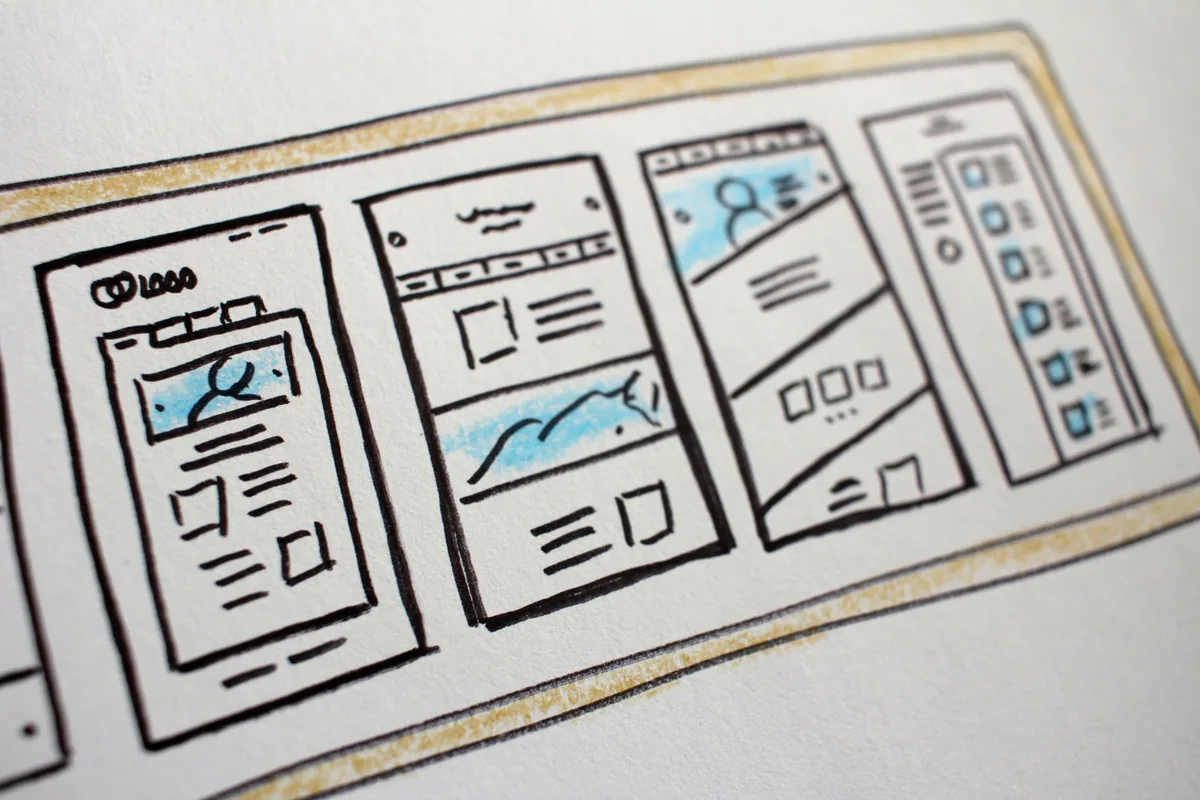 Croquis d’interfaces mobiles dans un carnet.